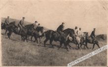 [fotografia na papierze pocztówkowym, lata 1930] [wojskowi na koniach]