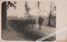 [fotografia na papierze pocztówkowym, lata 1930] [Oddział wojskowy na drodze]